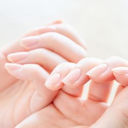 爪が薄くなる原因と改善方法